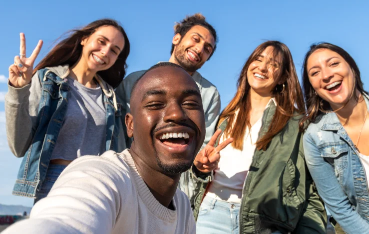 jovenes felices de usar servicios de dentivip