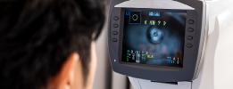 doctor realizando ecografia ocular