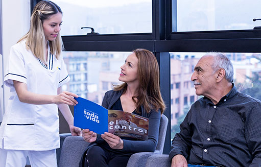 enfermera mostrando información sobre salud a pacientes