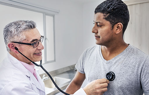doctor realizando un chequeo medico a paciente