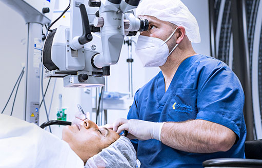 cirujano realizando cirugia oftalmologica a paciente