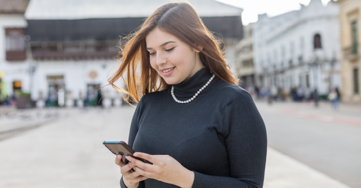 mujer gestionando sus citas colsubsidio desde el celular