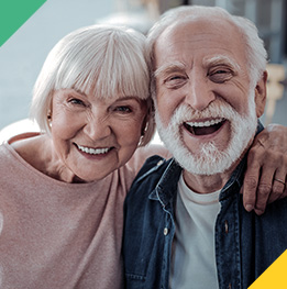 pareja de adultos mayores juntos y sonriendo