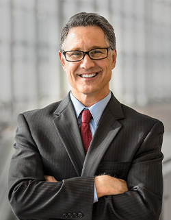 ejecutivo de gafas sonriendo