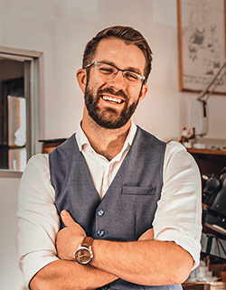 hombre de gafas y barba sonriendo