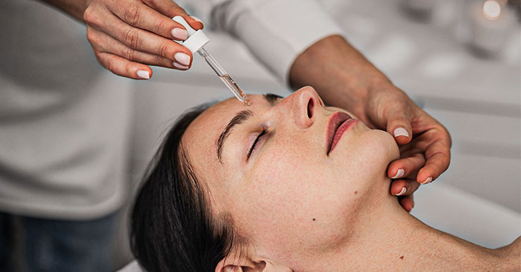 mujer recibiendo servicio de homeopatia