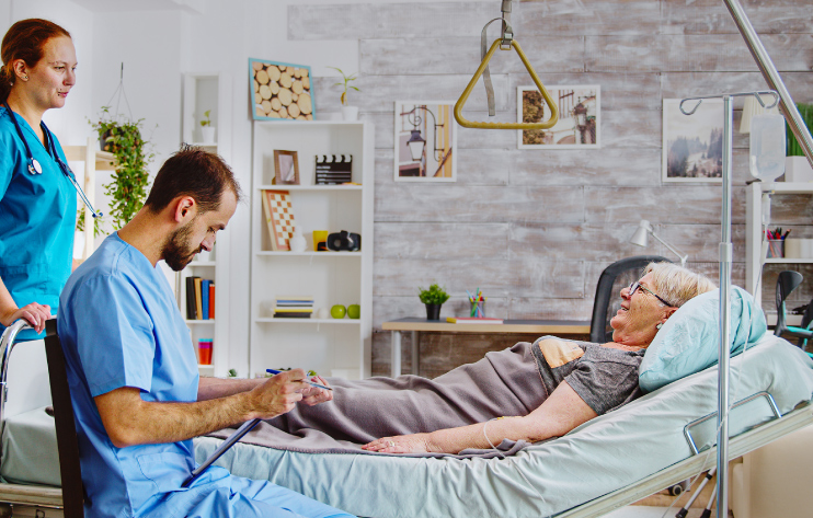 enfermeros atendiendo a paciente en hospitalizacion en casa