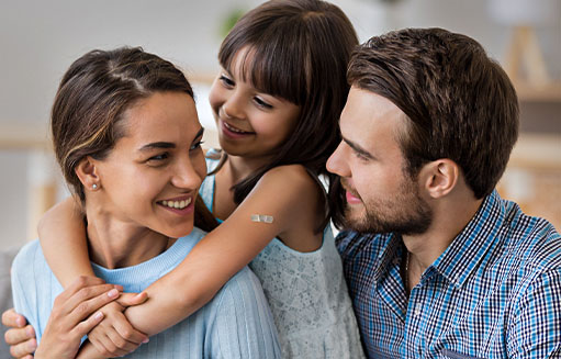 familia feliz de usar las especialidades medicas de colsubsidio