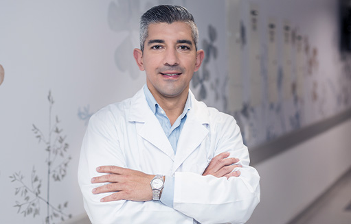 doctor de la clinica oncologica con los brazos cruzados