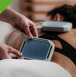 mujer recibiento magnetoterapia