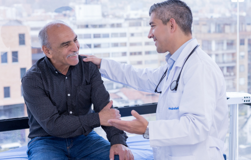 doctor de salud colsubsidio sonriendo con paciente