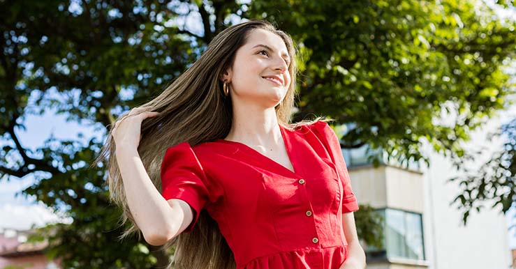 mujer con cabello largo sonriendo