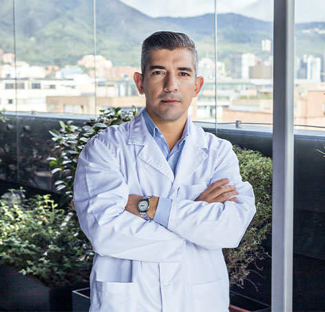 doctor de salud colsubsidio mirando la camara
