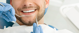 hombre recibiendo servicio de odontologia colsubsidio