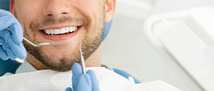 hombre recibiendo servicio de odontologia colsubsidio