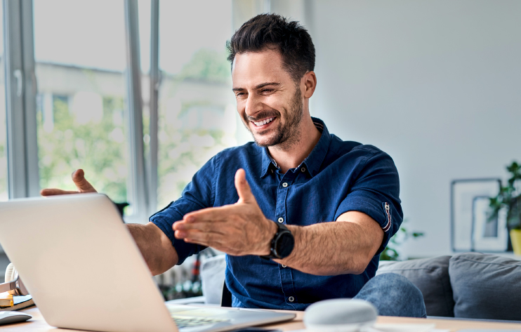 hombre feliz de pedir su cita colsubsidio desde casa