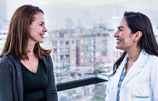 doctora del plan complementario se mira con paciente