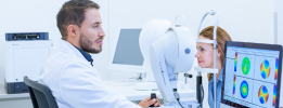oftalmologo haciendo examen de ojos a paciente