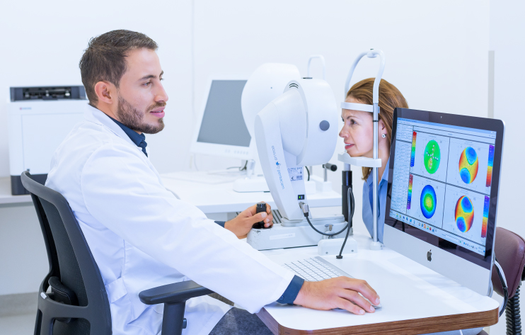 oftalmologo haciendo examen de ojos a paciente