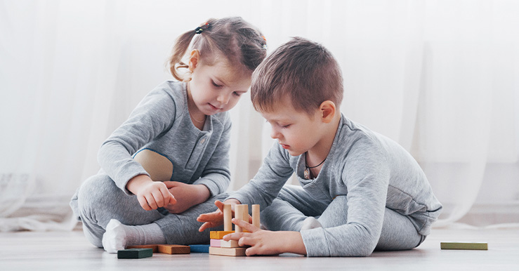 ninos de 5 anos jugando