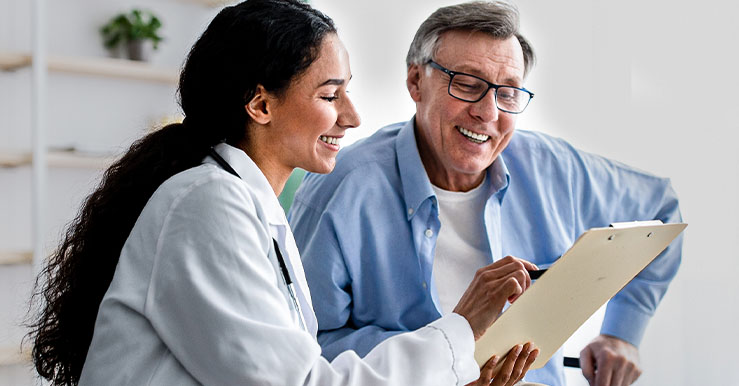 doctora del programa latir revisando resultados medicos con paciente