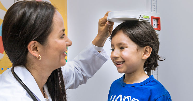 doctora midiendo estatura de nino