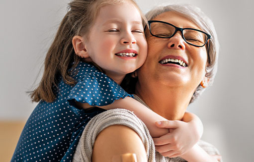 nina abrazando a su abuela