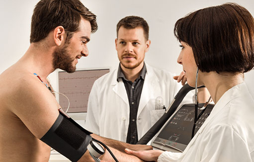 joven recibiendo chequeo medico ejecutivo de doctores