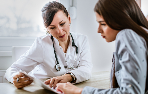 doctora revisando resultados de examenes medicos con paciente