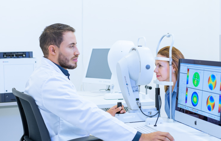 oftalmologo haciendo examen de ojos a paciente