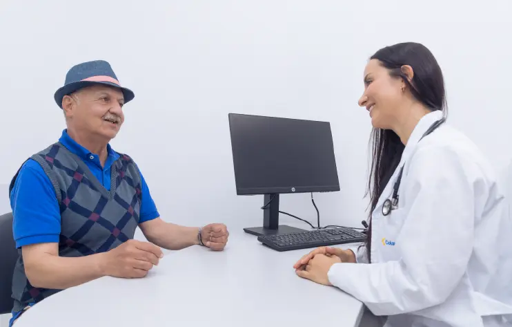 senor con sombrero es atendido por doctora