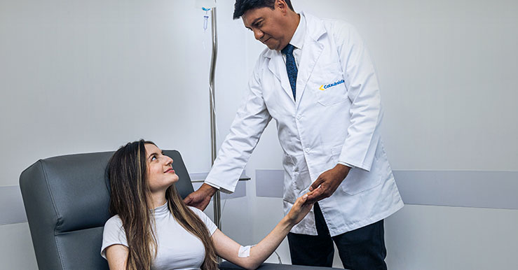 mujer supervisando sueroterapia a paciente