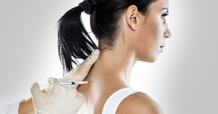 mujer recibiendo el servicio de terapia neural de colsubsidio