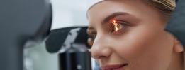 mujer haciendose tomografia ocular