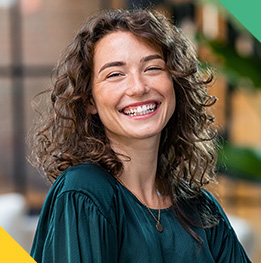 mujer de cabello ondulado sonriendo