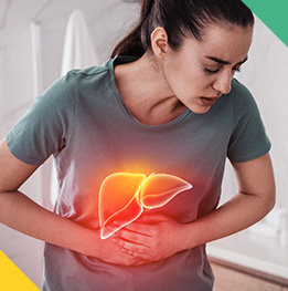 mujer con dolor en el higado debido a la hepatitis a y b
