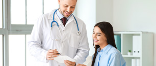 doctor mostrando resultados de valoracion medica a mujer