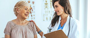 mujer de edad siendo atendida por doctora de salud colsubsidio