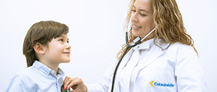 doctora usando estetoscopio en nino