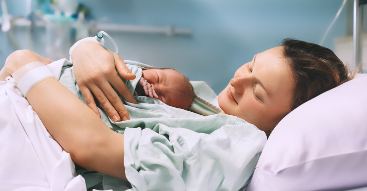 mama abrazando a su bebe recien nacido