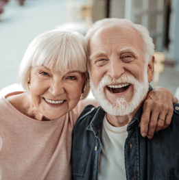 pareja de adultos mayores juntos y sonriendo