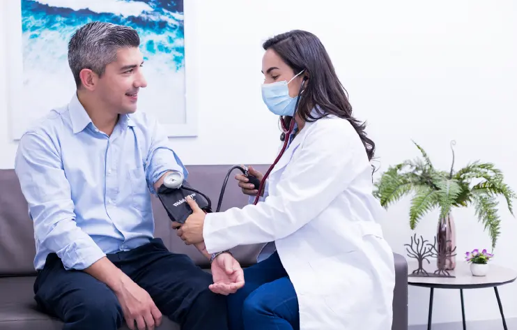 medico a domicilio del pac colsubsidio tomando presion a paciente
