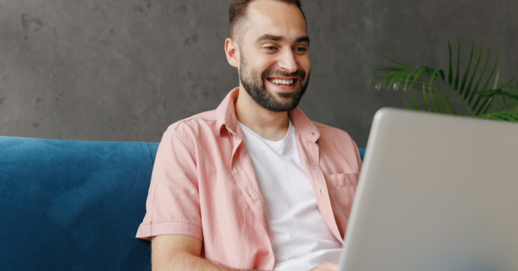 joven feliz usando el portal salud colsubsidio
