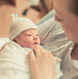 mama cargando bebe recien nacido