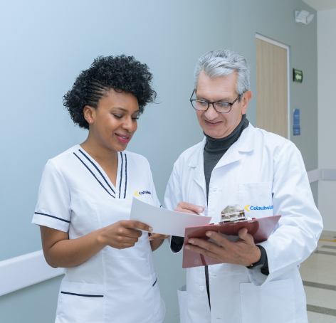 doctor y enfermera revisando examen