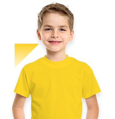 nino rubio de camiseta amarilla