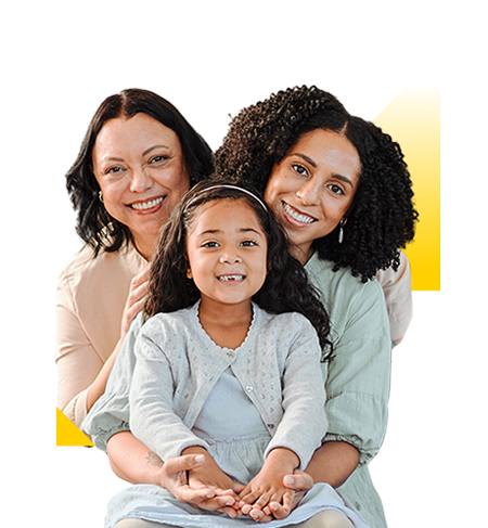 nina sonriendo con su mama y su abuela