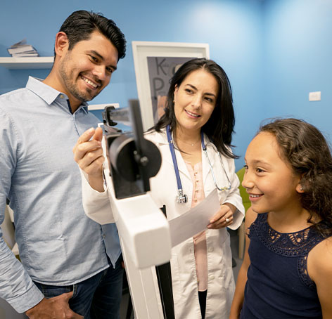 doctora del programa primeros anos junto a papa e hija