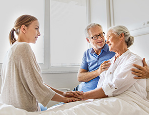 familia feliz por la hospitalizacion en casa