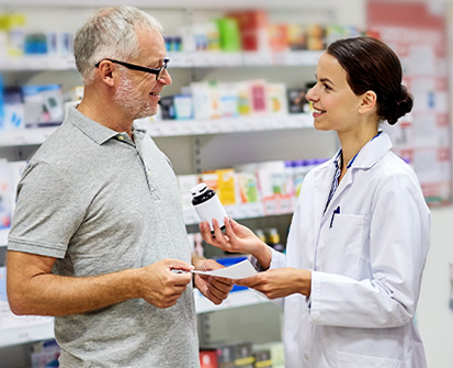hombre de edad reclamando medicamentos presencialmente
